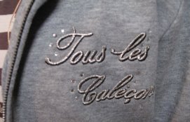 ジャケットロゴのアップ