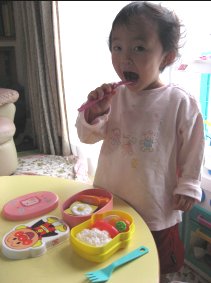 2007.5.2みいちゃん、おままごとお弁当食べてます