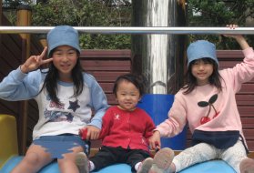 2007.3.4すべり台する３人