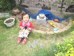 2007.11.1みいちゃん、お庭の砂場で