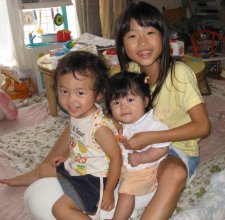 2007.8.15ニョロニョロにまたがる３人