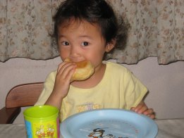 2008.6.20メロンパン食べるみいちゃん