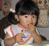 2008.6.20ミニトマト食べるきらちゃん