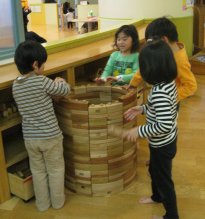 2011.2.19知らない子と協力して塔を建てる