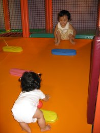 2007.8.27こどもの館ボールランドの下二人
