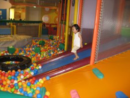 2007.8.27みいちゃん、すべり台