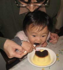 2007.1.14みいちゃん、プリンをぱくり