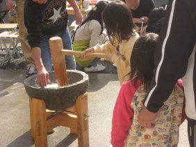 2006.12.30餅つきするちいちゃん