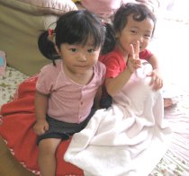 2008.9.24みい＆きらと修理したいちごクッション