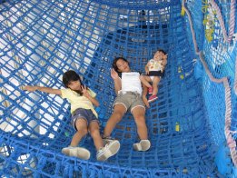 2007.8.28ドラマシップ、ネットに寝そべる３人