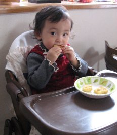 2007.3.29アンパンマンポテトを食べるみいちゃん