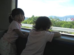 2008.8.15ポートライナー車内にて。みい、きら