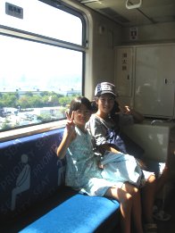 2008.8.15ポートライナー車内にて。ひか、ちい