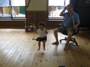 2007.8.20ぶらんこに乗るみいちゃんとじいじ