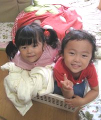 2008.9.24洗濯かごに入るふたり