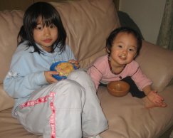 2007.1.8ドーナツ食べてるちい＆みい