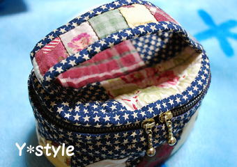 ブルーのバニティケース