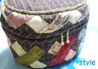 ブラウンのソーイングケース