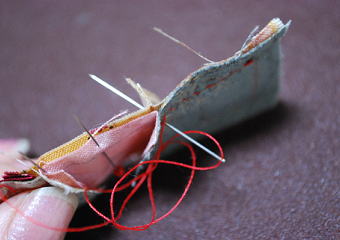 繋ぎ目の縫い方1 ☆ 斜めに針を通す