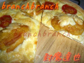 クリスピータイプの手作りチキンピザ