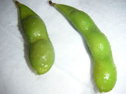 左はだだちゃ、右は枝豆