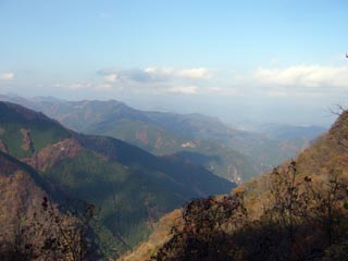 駆ヶ越トンネルを抜けての眺望　両神山等