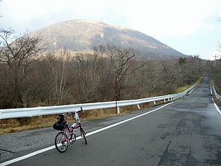 大胡赤城線　左前方に地蔵岳を望みながらの上り坂