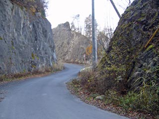 駆ヶ越トンネルと三峰トンネルの間の切り通し