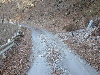 細尾峠への旧道入口　ガレ場