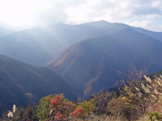 三峰トンネルを抜けての眺望　白石山