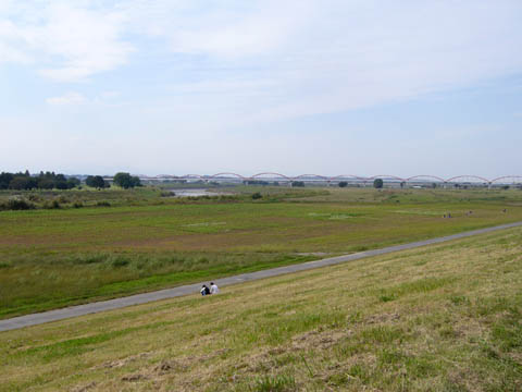 荒川水管橋手前の河川敷