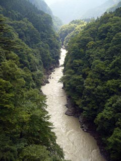 白川橋より荒川上流方面を望む