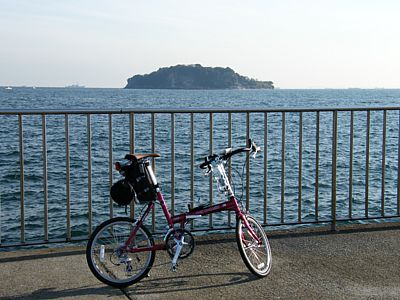 よこすか海岸通り　うみかぜ公園付近より猿島を望む