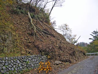 広河原逆川林道下り　落石現場