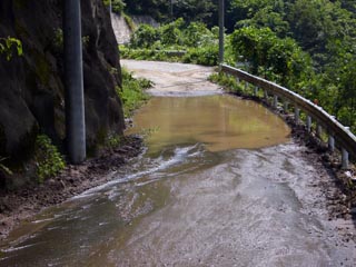 秩父さくら湖東岸　冠水