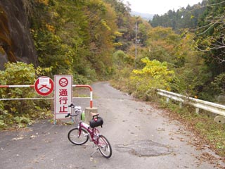 広河原逆川林道終点。通行止めの道路は秩父上名栗線で、山道を経て鳥首峠に続く