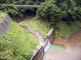 宮ヶ瀬湖に流れ込む堤川