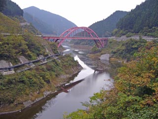 秩父さくら湖　浦山大橋