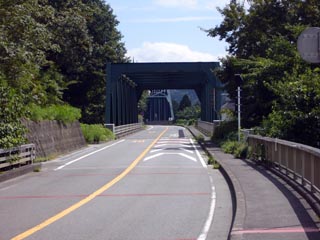 上村橋より石転橋と東沢橋(奥)を望む