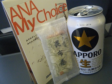 110514_羽田_機内_ビール.jpg