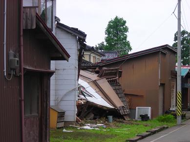 中越沖地震で崩壊した家屋