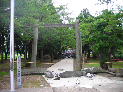 中越沖地震で崩壊した神社