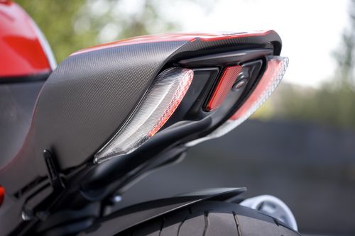 49_Diavel_Carbon.jpg