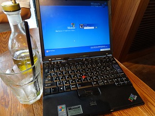 渋谷のカフェでノートパソコンを開いて仕事