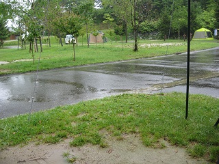 キャンプ雨