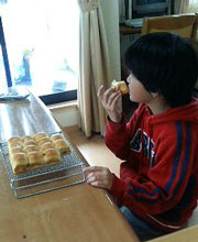 ひとりでもくもくと食べます!