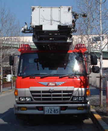 はしご車前