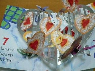 一生懸命みんなでお菓子を作っているの♪