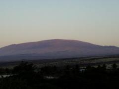 ラナイから　夕陽を浴びるマウナケア