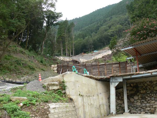 鶴富屋敷のそば